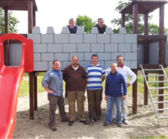 Die selbst gebaute Kletterburg am Spielplatz Am See, 2007