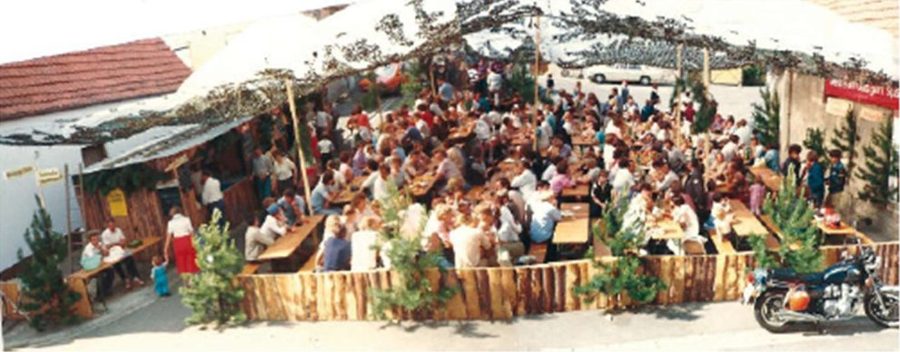 Voll besetztes Straßenweinfest